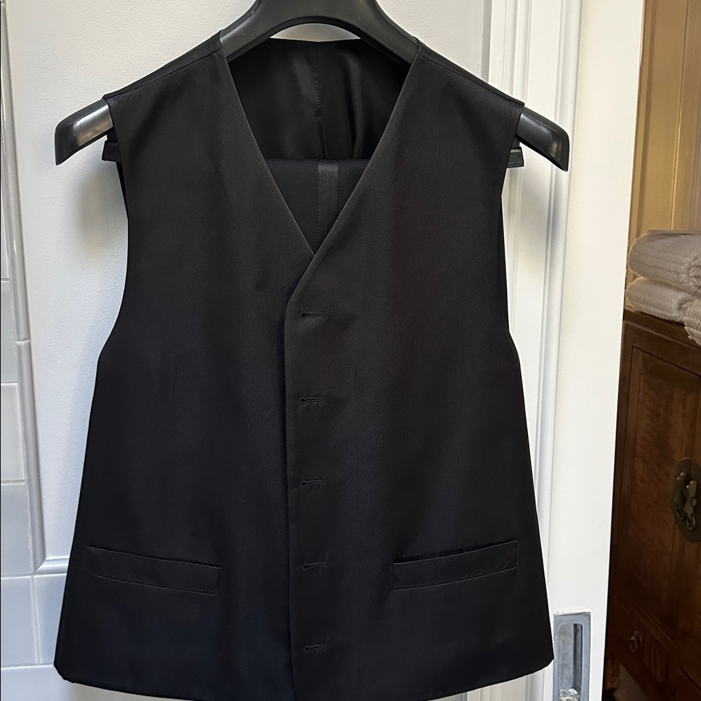 Hugo Boss Tuxedo like new. 3 button 42S
3 pcs: jacket,vest & pants. Worn once - Picture 3 of 16